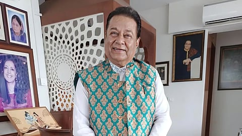 अनूप जलोटा ने की तीन शादियां, शिष्या से हुआ प्यार, बिग बॉस के घर पर मचाया धमाल