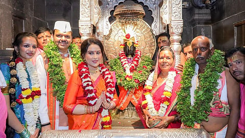 आषाढ़ी एकादशी के अवसर पर पंढरपुर में उत्साह और जल्लोष का माहौल है। देवशयनी आषाढ़ी एकादशी पर महाराष्ट्र के मुख्यमंत्री देवेंद्र फडणवीस ने परिवार के साथ मानाचे वारकरी संग महापूजा की।