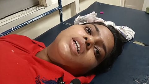 कॉलेज में घुसकर छात्रा पर चाकू से हमला, परिजनों ने प्राचार्य को कमरे में कैद...