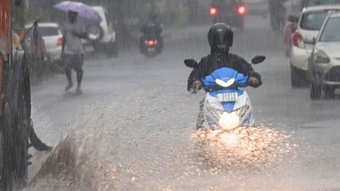 Maharashtra Monsoon Update: महाराष्ट्र में आने वाले कुछ दिन मौसम विभाग ने बारिश का अलर्ट जारी किया है। विदर्भ के जिलों में कही रेड, ऑरेंज तो कही येलो अलर्ट है। वहीं पश्चिम महाराष्ट्र में रेड अलर्ट है।
