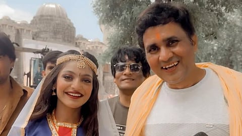 शुरू हुई मोनालिसा की फिल्म, इटावा के सुमेर सिंह किला में चल रही शूटिंग