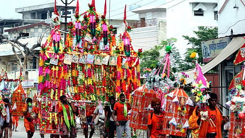 Kawad Yatra: देश भर में कावड़ यात्रा को लेकर उत्साह दिख रहा है। महाराष्ट्र में भी कावड़ यात्रा का पूरे रिती-रिवाजों के साथ निभाया जाता है। इस दौरान शिवभक्तों की सुविधा के लिए भी पूरे इंतजाम किए है।