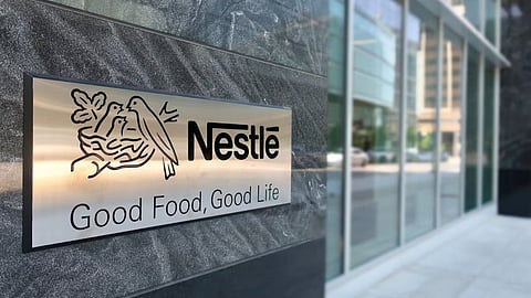 Nestle India ने आज ही अपने तिमाही नतीजे जारी किए हैं। जिसका सीधा असर Nestle Share पर दिखायी दे रहा है। नतीजों में 13 परसेंट नुकसान होने के चलते कंपनी के शेयर 5 परसेंट तक टूटे हैं।