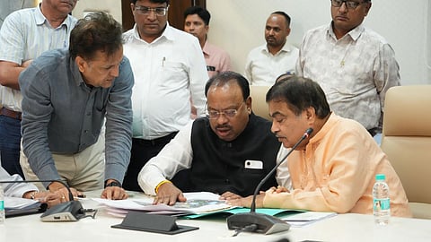 Nagpur News: नागपुर में पिछले दिनों हुई भारी बारिश के बाद शहर में जलजमाव हो गया था। इस मुद्दे को लेकर केंद्रीय सड़क परिवहन और राजमार्ग मंत्री नितिन गडकरी ने बैठक में इस मुद्दे पर गंभीर चर्चा की।
