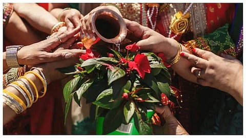 केला सहित इन फलों को शिवलिंग पर भूलकर भी न चढ़ाएं, वरना महादेव हो सकते हैं नाराज़
