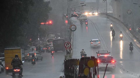 Nagpur Monsoon Update: नागपुर में दो दिनों से लगातार बारिश का सिलसिला जारी है। ये सिलसिला आगे भी जारी रहने की संभावना है। नागपुर में आज ऑरेंज अलर्ट जारी किया गया है और सड़कों पर जलभराव की स्थिति है।