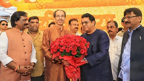 Raj Thackeray went Matoshree: महाराष्ट्र नवनिर्माण सेना के प्रमुख और उद्धव ठाकरे के चचेरे भाई राज ठाकरे ने 13 साल बाद मातोश्री की सीढ़ियों पर अपना कदम रखा है।