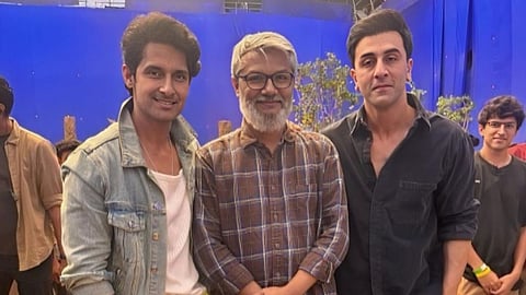 रणबीर कपूर और नितेश तिवारी के साथ दिखे रवि दुबे, रामायण के सेट से शेयर की फोटो