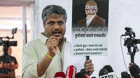 Monsoon Session : महाराष्ट्र में विधानभवन के बाहर सीढ़ियों पर महा विकास अघाड़ी ने सरकार और उनके मंत्रियों की जमकर आलोचना कर नारे लगाए। तो वहीं एनसीपी-एसपी नेता रोहित पवार ने सरकार को निशाने पर लिया।