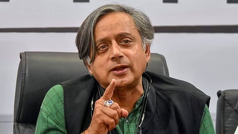 शशि थरूर हुए बागी? इमरजेंसी को बताया काला अध्याय, गांधी परिवार को खूब सुनाया