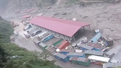 भयानक बाढ़ से नेपाल-चीन सीमा पर मची तबाही, 9 की मौत, 19 लोग लापता