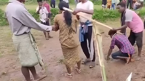 चाचा-भतीजी की Love Marriage से भड़के गांववाले, दी तालिबानी सजा, देखें VIDEO