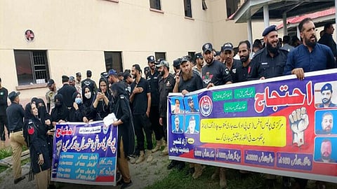 पाकिस्तान में हाहाकार! सड़क पर उतरी PoK पुलिस, कहा- अब काम नहीं करेंगे