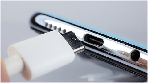 फोन चार्ज न होने पर अपनाएं ये ट्रिक, मिनटों में हो जाएगा सिस्टम ठीक