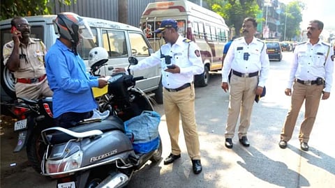 ट्रैफिक पुलिसकर्मियों पर कार्रवाई (pic credit; social media)