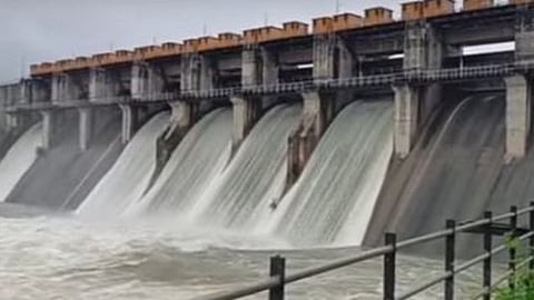 निर्गुणा बांध की दीवारों से पानी का रिसाव (pic credit; social media)