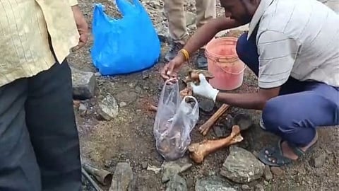 Akola News: अकोला के मूर्तिजापुर में उस समय हड़कंप मच गया जब एक खदान में खुदाई के दौरान वहां से हड्डियां निकाली गई। यह खबर देखते-ही-देखते आग की तरह फैल गई।