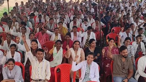 Contract Workers of Health Campaign on Strike: अकोला में राष्ट्रीय स्वास्थ्य अभियान (NHM) के अंतर्गत कार्यरत ठेका कर्मचारियों ने अपनी विभिन्न मांगों को लेकर आंदोलन शुरू कर दिया है।
