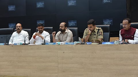 महाराष्ट्र के अकोला जिले में आगामी गणेशोत्सव की तैयारी जोरों शोरों से शुरू हो गई है। इसी सिलसिले में अकोला के कुछ मुख्य प्रशासनिक अधिकारी इस बैठक में मौजूद रहें। साथ ही शांति से त्योहार मनाने की अपील की गई।