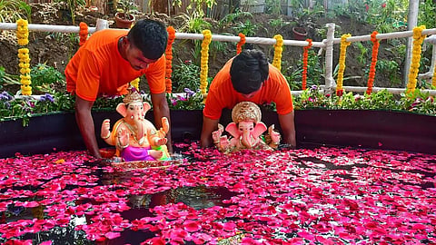 महाराष्ट्र में गणेशोत्सव की तैयारियां जोरों शोरों से हो रही है। इसको लेकर प्रशासन ने भी अपनी कमर कस ली है। गणेश विसर्जन के लिए नवी मुंबई मनपा ने 139 कृत्रिम तालाब निर्माण करने का फैसला लिया है।