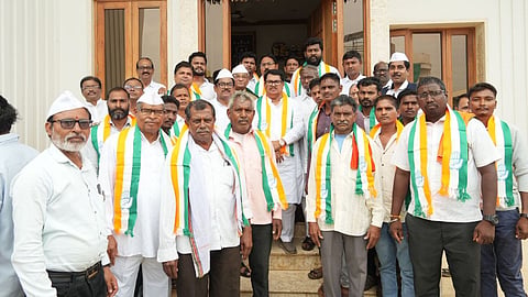 Maharashtra Politics: महाराष्ट्र में स्थानीय निकाय चुनाव को लेकर सभी राजनीतिक पार्टियां सक्रियता से काम कर रही है। लेकिन चुनाव से पहले ही भाजपा को एक बड़ा झटका लग चुका है, जिससे उसका ताल बिगड़ गया है।