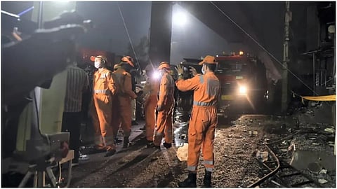 बेंगलुरु के नागरथपेट में लगी भीषण आग, 5 लोगों की मौत, आग बुझाने में जुटी फायर ब्रिगेड