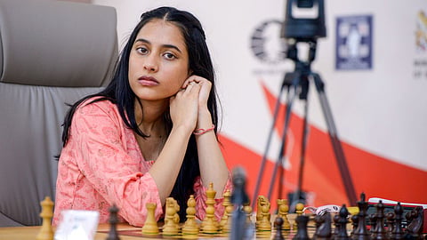 Swiss Chess Tournament: शतरंज की दुनिया में वर्ल्ड चैंपियन बनकर उभरी दिव्या देशमुख का अब अगला टार्गेट पुरुष खिलाड़ियों को मात देना होगा। इसके लिए उन्हें स्विस में खास वाइल्ड कार्ड एंट्री मिल गई है।