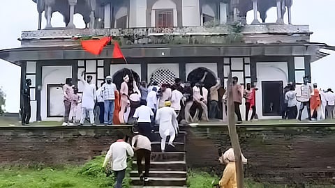 हजारों साल पुराना मंदिर या ऐतिहासिक मकबरा…फतेहपुर के DM ने बताई सच्चाई, जानिए क्या है पूरा मामला