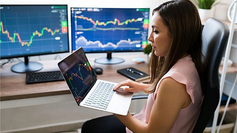 मॉर्डन युग में निवेश के तरीकों में भी कई बदलाव हुए हैं। आज के जमाने में Share Market में महिलाओं का योगदान काफी तेजी से बढ़ता हुआ नजर आ रहा है। हालांकि युवाओं ने निवेश के लिए शेयर मार्केट के मुंह मोड़ लिया है।