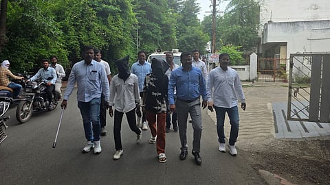 Amravati Firing in Salon: अमरावती जिले में एक सैलून में 3 अपराधियों द्वारा गोलिया चलाने का मामला सामने आया था। अमरावती पुलिस ने इस मामले में 3 आरोपियों को छापा मारकर पकड़ा है।
