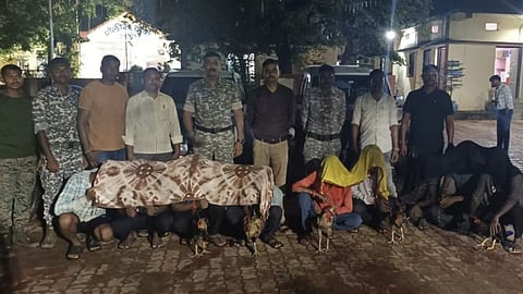 Gadchiroli Police Raid: गड़चिरोली में पोला के मद्देनजर अहेरी तहसील के टेगुलगुडा व तलवाडा गांव में अवैध रूप से लाखों का सट्टा लगाया जा रहा था। सूचना मिलते ही शनिवार को पुलिस ने छापामार कार्रवाई की।