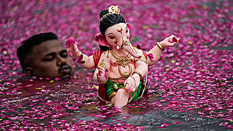 तालाबों पर श्रद्धालुओं की भीड़