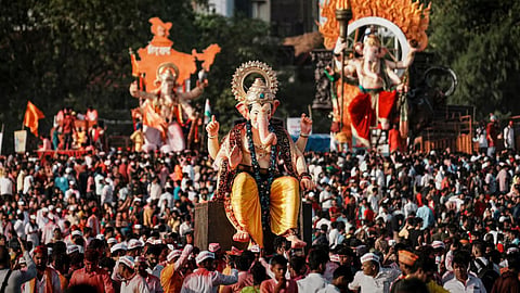 221 गांवों में तीन हज़ार सार्वजनिक संस्थाएं