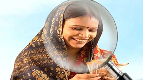 Maharashtra Ladki Bahin Yojana Scam: महाराष्ट्र की राजनीति में गेमचेंजर साबित हुई लाडकी बहिन योजना में अब बड़े घोटाले का पर्दाफाश हुआ है। इस मामले में सरकारी नौकरी वालों का बड़ा हाथ देखा गया है।