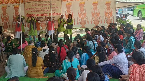 Bhandara News: भंडारा जिले में स्वास्थ्य सेवाएं पूरी तरह से चरमरा गई है। जिले में संविदा अधिकारी और कर्मचारी अपनी मांगें पूरी न होने के कारण मंगलवार, 19 अगस्त से अनिश्चितकालीन हड़ताल पर चले गए हैं।