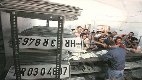 Chhatrapati Sambhaji Nagar : महाराष्ट्र सरकार के द्वारा 1 अप्रैल 2019 से पहले निर्मित गाड़ियों पर एचएसआरपी नंबर प्लेट लगाने के लिए जिले में सेंटर बढ़ाने की कवायद जारी है। अब जिले में इसके 55 सेंटर्स होने वाले हैं।