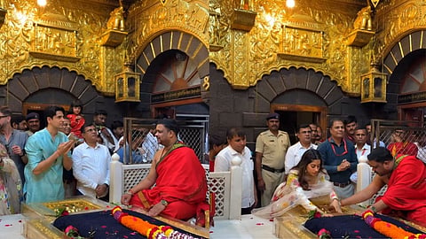 परम सुंदरी की रिलीज से पहले जाह्नवी कपूर और सिद्धार्थ मल्होत्रा पहुंचे शिरडी, लिए साईं बाबा का आशीर्वाद