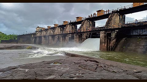पुणे के पास खड़कवासला डैम से नदी में पानी के कारण हर साल एकतानगर समेत इलाके की कई सोसाइटी डूब जाती हैं। एक साल बीतने के बाद भी पुनर्वसन का मामला कागजों में ही सिमटा है।