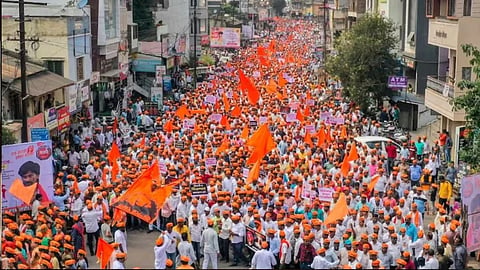 पुणें से लाखों आंदोलनकारियों पहुंचे मुंबई