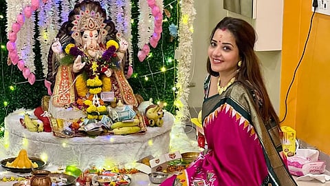 सिंदूर, बिंदी और झुमके संग मोनालिसा का दिखा ट्रेडिशनल लुक, गणपति बप्पा से मांगा आशीर्वाद