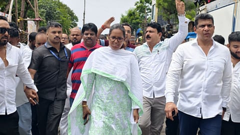 मुंबई में कांग्रेस का प्रदर्शन, पुलिस ने सांसद वर्षा गायकवाड़ और विधायक असलम शेख को हिरासत में लिया