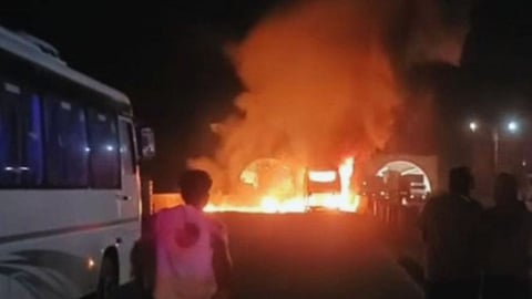 Mumbai-Goa highway: महाराष्ट्र के रायगढ़ जिले में मुंबई-गोवा राजमार्ग पर एक निजी लग्जरी बस में आग लग गई, लेकिन गनीमत रही कि उसमें सवार 44 यात्री बाल-बाल बच गए।