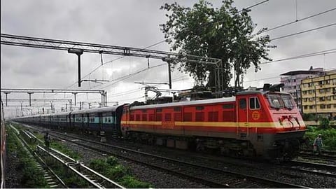 Pune News: महाराष्ट्र के 2 बड़े शहरों को जोड़ने के लिए इंडियन रेलवे ने मुंबई-पुणे ट्रेन रूट हाई स्पीड ट्रेन चलाने का फैसला लिया है। जिसको लेकर आज इस रूट पर ट्रायल रन होने जा रहा है।
