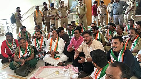 Nagpur News: नागपुर में मंगलवार को मनपा मुख्यालय में राष्ट्रवादी कांग्रेस के अजित पवार गुट की स्थानीय इकाई ने मनपा में ‘भीख मांगो’ आंदोलन किया। उन्होंने परिवहन विभाग पर आरोप लगाया।