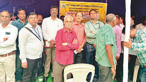 बुधवार को राष्ट्रीय नागपुर कॉरपोरेशन एम्प्लॉइज एसोसिएशन की ओर से भारी बारिश के बाद भी नागपुर के संविधान चौक पर प्रशासन के खिलाफ प्रदर्शन जारी रहा। अध्यक्ष सुरेंद्र टिंगणे की अध्यक्षता में ये आंदोलन किया गया।