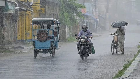 Nagpur Weather Update: नागपुर में कई दिन बाद लोगों को उमस से राहत मिली है। नागपुर समेत इसके आसपास के इलाकों में मूसलाधार बारिश के कारण तापमान में गिरावट आई है।