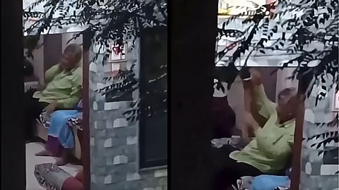बुजुर्ग पिता की बेरहमी से पिटता कलयुगी बेटा
