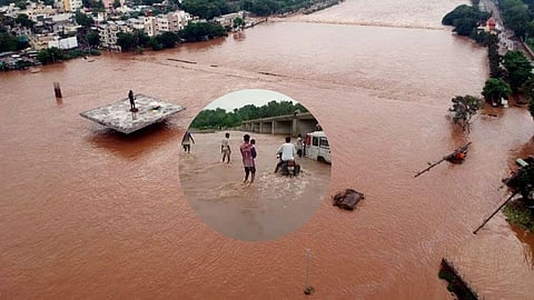 यात्रियों से भरी एक कार बाढ़ के पानी में फंसी