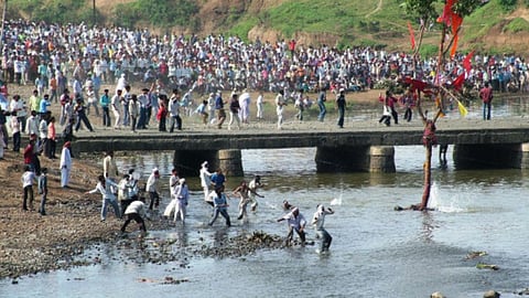 Pandhurna Gotmar Mela Stone pelting two villages 1000 people were injured