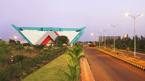 Nagpur Business News: आईटी क्षेत्र में कार्यरत क्वांटा सिस्टम टेक्नोलॉजीज और रक्षा हथियार बनाने वाली जेएसआर डायनेमिक्स प्राइवेट लिमिटेड को मिहान स्थित विशेष आर्थिक क्षेत्र में जगह आवंटित की गई है।